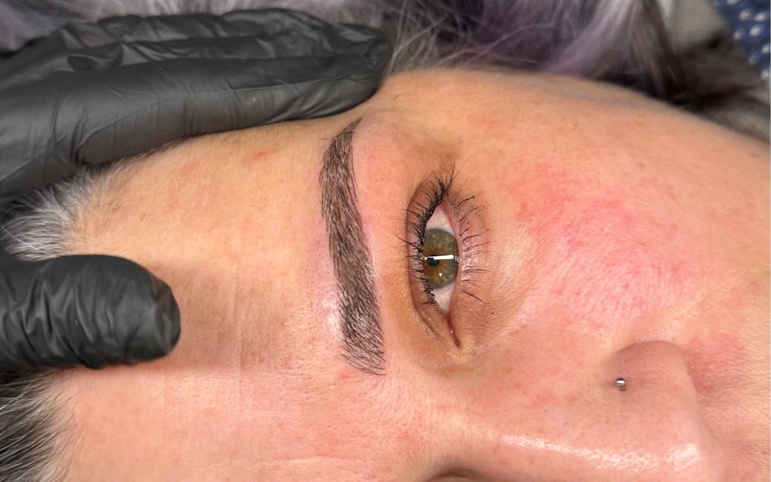 Definierad microblading med mjuk, borstad finish